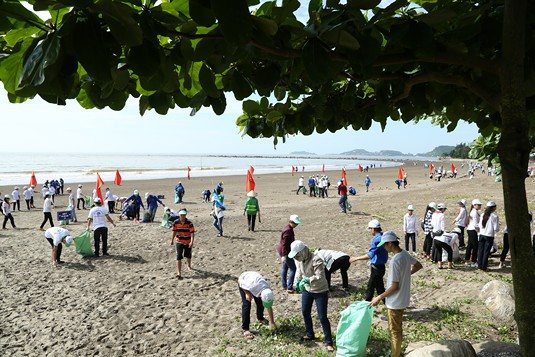 Ra quân làm sạch bãi biển Đồ Sơn (Hải Phòng)
